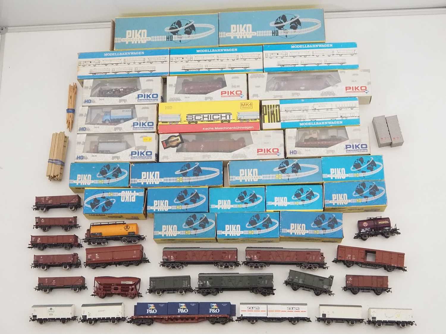 Lot 325 - A large quantity of boxed and unboxed HO gauge...