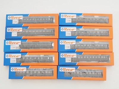 Lot 339 - A group of HO gauge ROCO German Outline bogie...