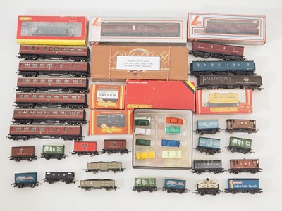 Lot 361 - A large quantity of mostly unboxed OO gauge...