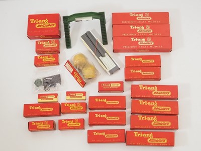 Lot 385 - A tray of mostly boxed TRIANG OO gauge...