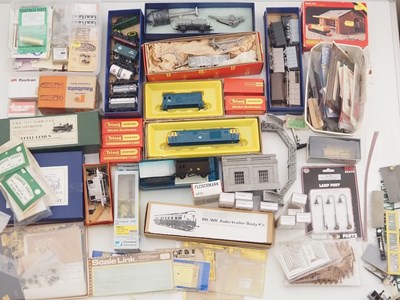 Lot 392 - A large removals box containing a quantity of...