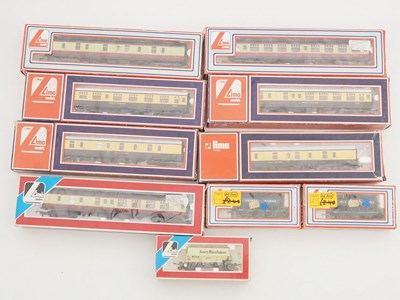 Lot 419 - A quantity of OO gauge rolling stock to...