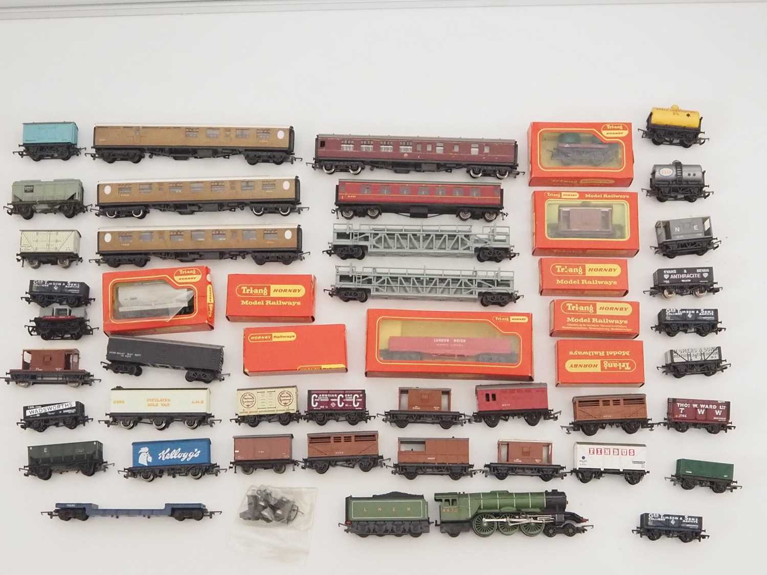 Lot 427 - A group of mostly unboxed OO gauge rolling...