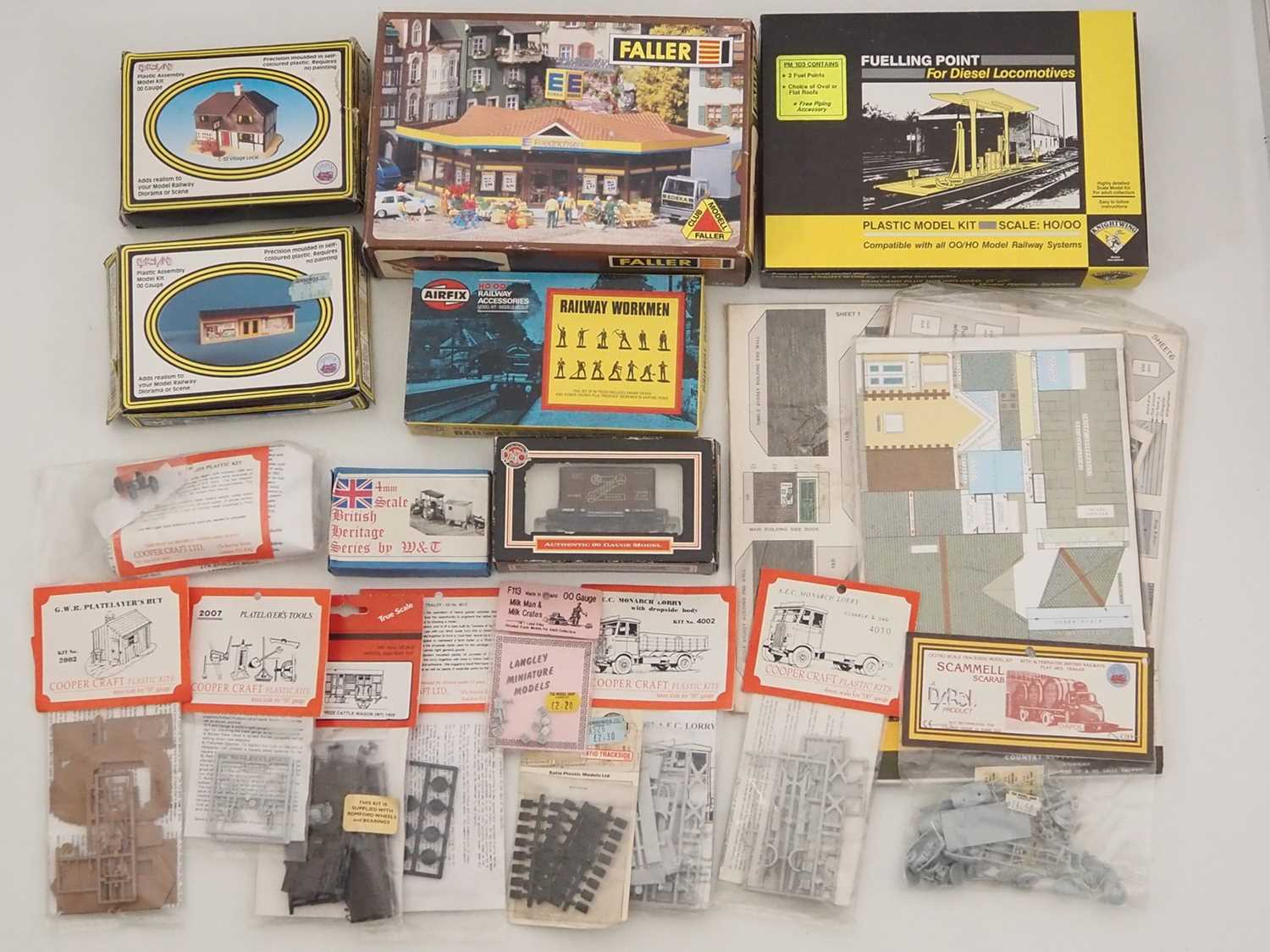 Lot 441 - A quantity of mixed OO gauge unbuilt kits by...