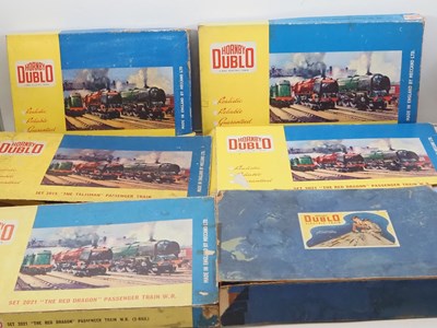 Lot 443 - A group of HORNBY DUBLO OO gauge train sets -...