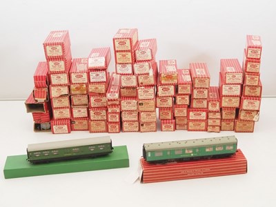 Lot 462 - A large quantity of HORNBY DUBLO 2-rail OO...