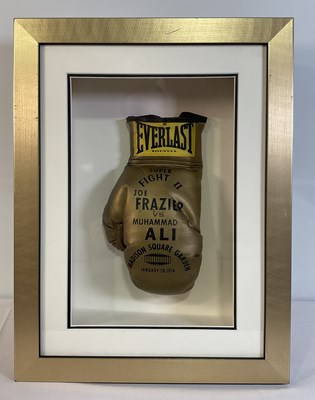 Lot 458 - A replica boxing glove commemorating 'Super...