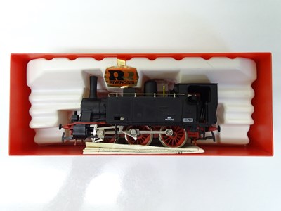 Lot 109 - HO SCALE MODEL RAILWAYS: A RIVAROSSI 1117...