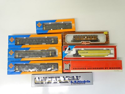 Lot 117 - HO SCALE MODEL RAILWAYS: A group of French,...