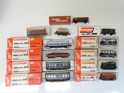 Lot 118 - HO SCALE MODEL RAILWAYS: A quantity of goods...