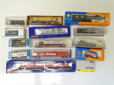 Lot 120 - HO SCALE MODEL RAILWAYS: A mixed quantity of...