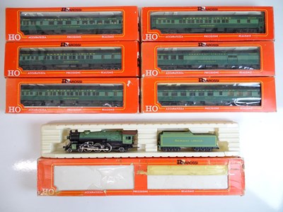 Lot 122 - HO SCALE MODEL RAILWAYS: A group of RIVAROSSI...