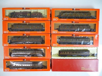 Lot 123 - HO SCALE MODEL RAILWAYS: A group of RIVAROSSI...
