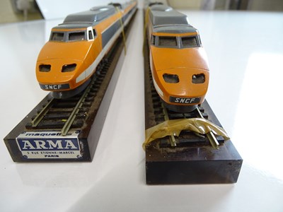 Lot 134 - HO SCALE MODEL RAILWAYS: A static model of a...