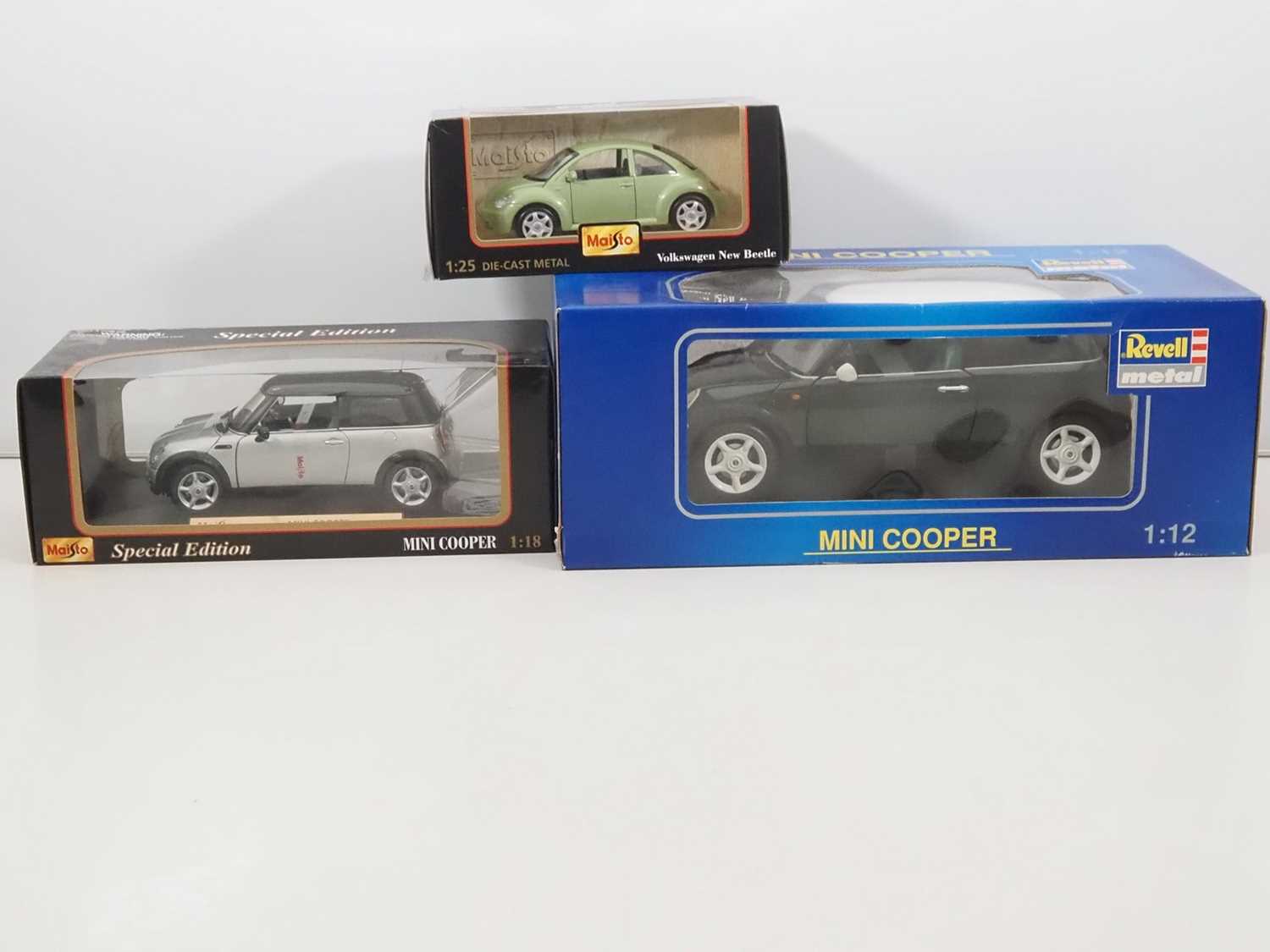 Lot 23 - A group of large scale diecast cars comprising...