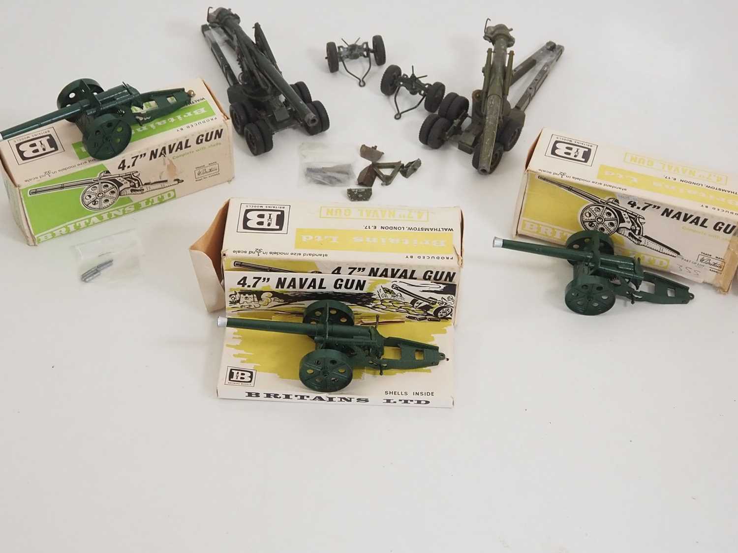 Lot 101 - A group of BRITAINS diecast military artillery...