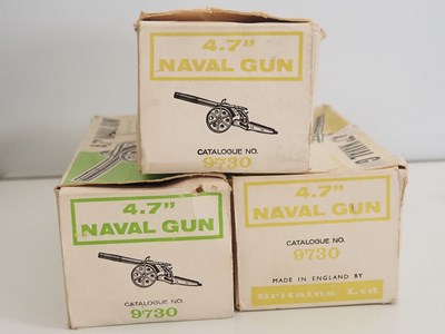 Lot 101 - A group of BRITAINS diecast military artillery...