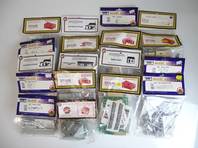 Lot 155 - OO SCALE MODEL RAILWAYS: A quantity of DAPOL...