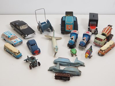 Lot 221 - A tray of vintage tinplate and plastic toys...