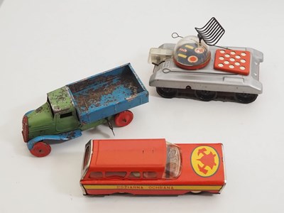 Lot 224 - A tray of vintage tinplate and plastic toys...