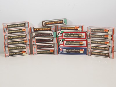 Lot 292 - A group of LIMA N gauge passenger coaches in...