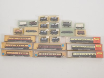 Lot 293 - A mixed group of N gauge rolling stock...