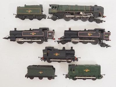 Lot 323 - A group of TRIANG TT gauge steam and diesel...