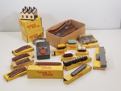 Lot 325 - A tray of TRIANG TT scale model railway items...