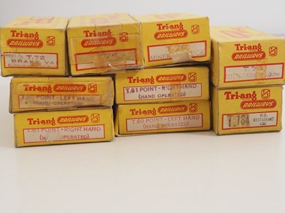 Lot 325 - A tray of TRIANG TT scale model railway items...