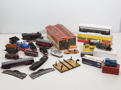 Lot 359 - A mixed lot of vintage mainly HO gauge (some O...