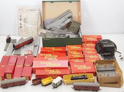Lot 365 - A large quantity of TRIANG OO gauge model...