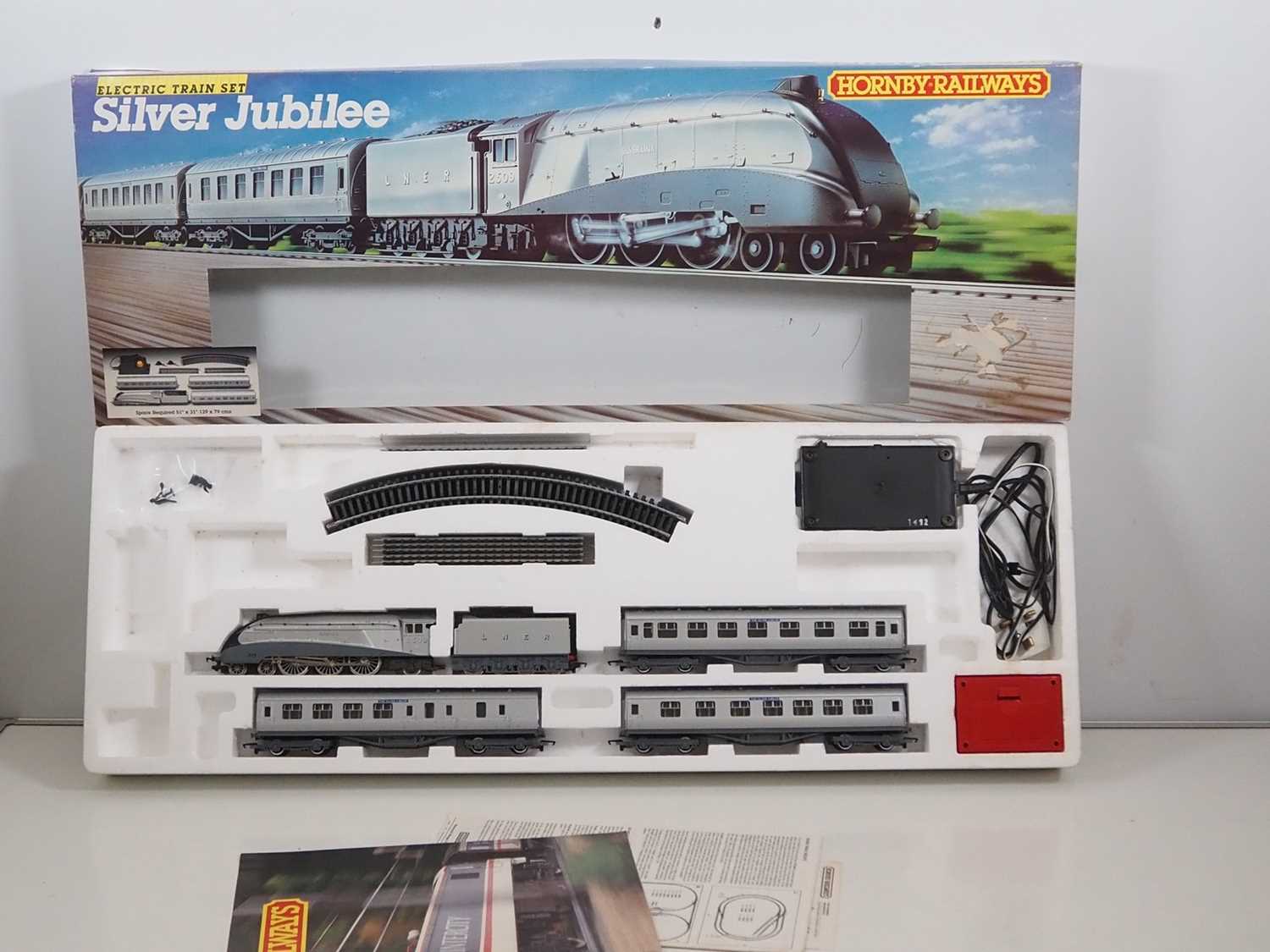 Lot 375 - A HORNBY OO gauge 'Silver Jubilee' passenger...