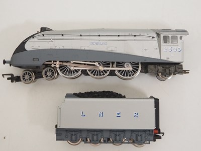 Lot 375 - A HORNBY OO gauge 'Silver Jubilee' passenger...