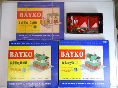 Lot 17 - VINTAGE TOYS: A group of later BAYKO building...