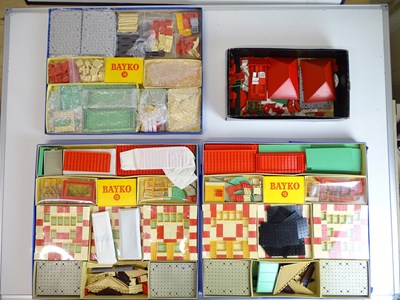 Lot 17 - VINTAGE TOYS: A group of later BAYKO building...