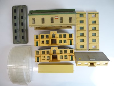 Lot 180 - OO SCALE MODEL RAILWAYS: A selection of HORNBY...