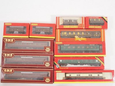 Lot 411 - A group of OO gauge passenger coaches and...