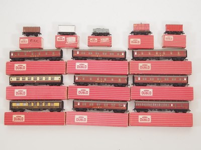 Lot 417 - A group of HORNBY DUBLO OO gauge coaches and...