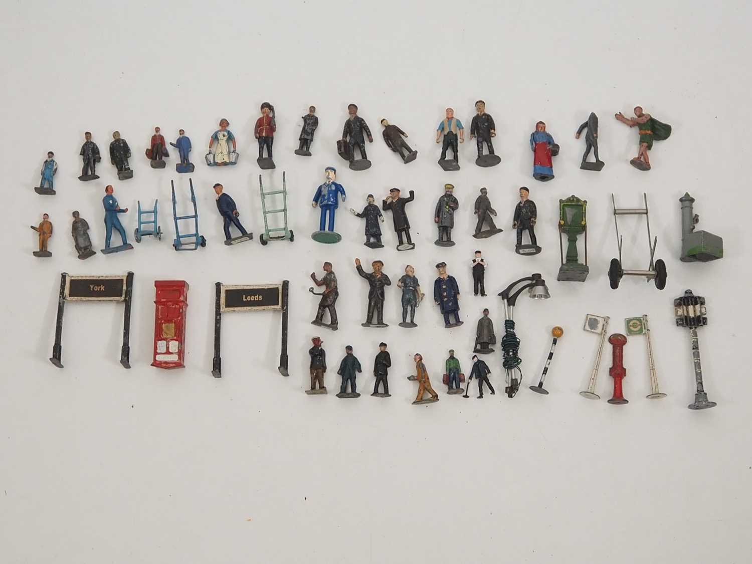 Lot 506 - A quantity of diecast platform and station