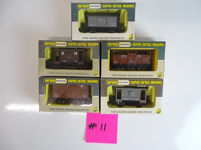 Lot 199 - OO SCALE MODEL RAILWAYS: A mixed group of...