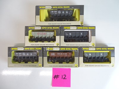 Lot 200 - OO SCALE MODEL RAILWAYS: A mixed group of...