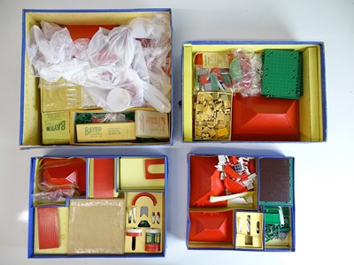 Lot 21 - VINTAGE TOYS: A group of 1940s/50s BAYKO...