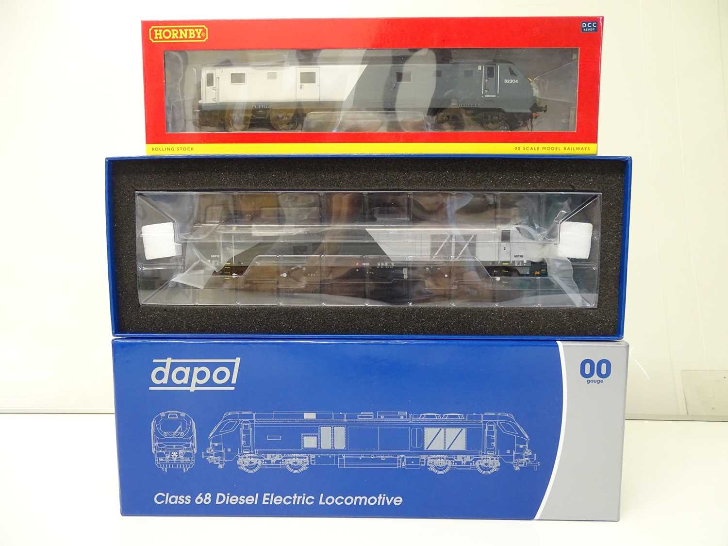 Lot 222 - OO SCALE MODEL RAILWAYS: A DAPOL Class 68...