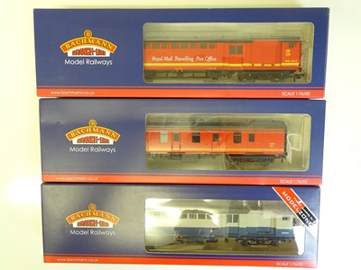 Lot 236 - OO SCALE MODEL RAILWAYS: A group of BACHMANN...