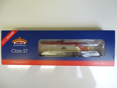 Lot 271 - OO SCALE MODEL RAILWAYS: A BACHMANN 32-762DS...