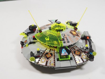Lot 32 - LEGO - SPACE - #6975 UFO Alien Avenger -...