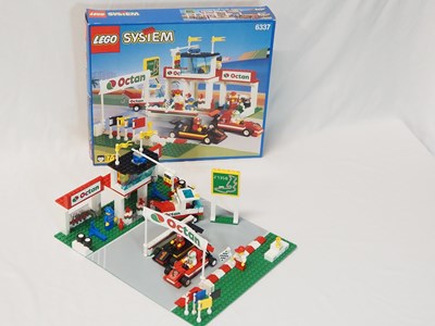 Lot 41 - LEGO - CLASSIC TOWN #6337 Fast Track Finish -...