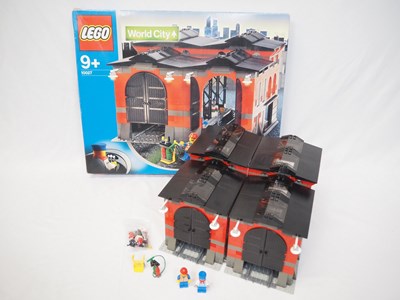 Lot 93 - LEGO - TRAIN #10027 9v World City Train Engine...