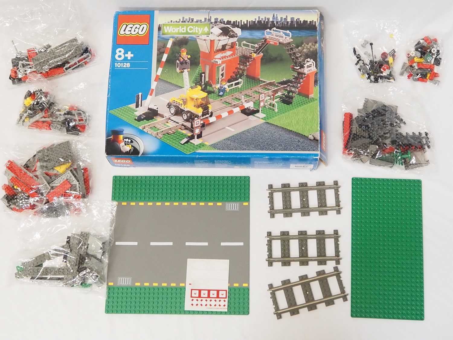 Lot 94 LEGO TRAIN 10128 9v World City Train Level
