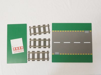 Lot 94 - LEGO - TRAIN #10128 9v World City Train Level...